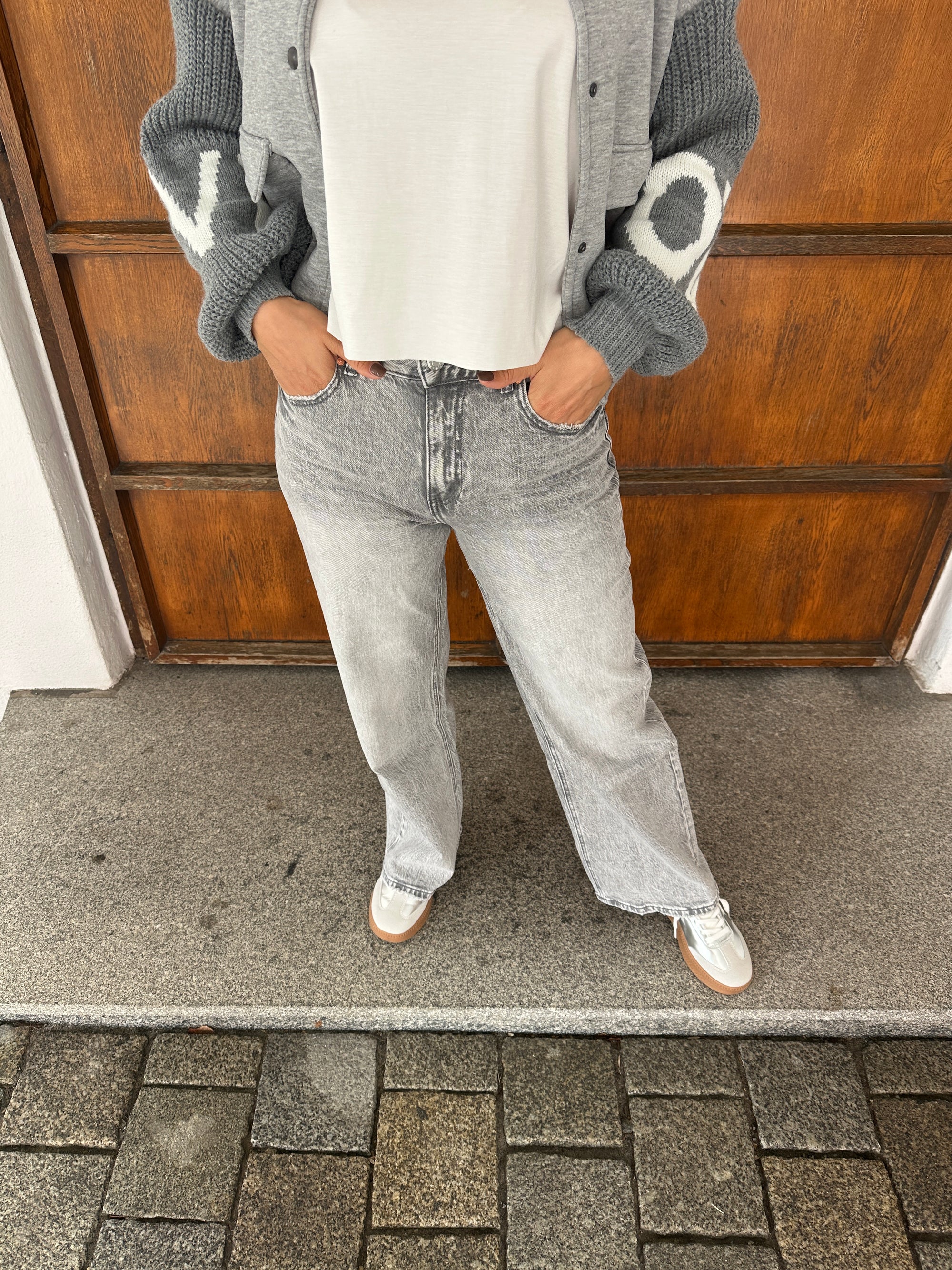 Jeans in Hellgrau mit weitem Bein