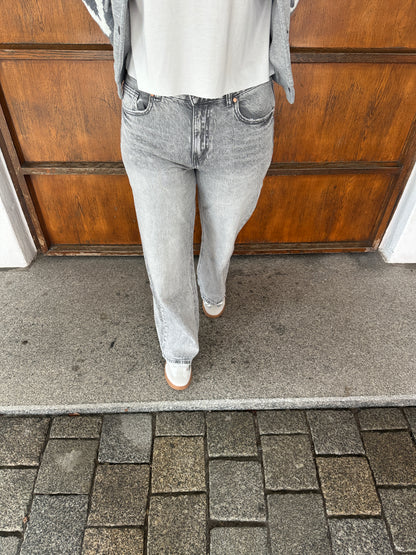 Jeans in Hellgrau mit weitem Bein