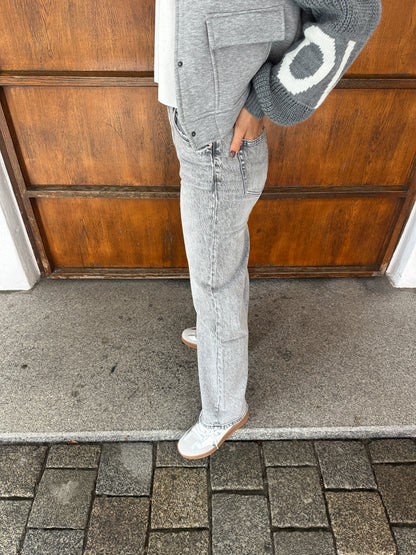 Jeans in Hellgrau mit weitem Bein