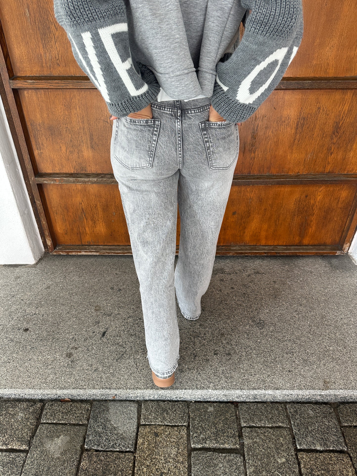 jeans in hellgrau mit weitem bein