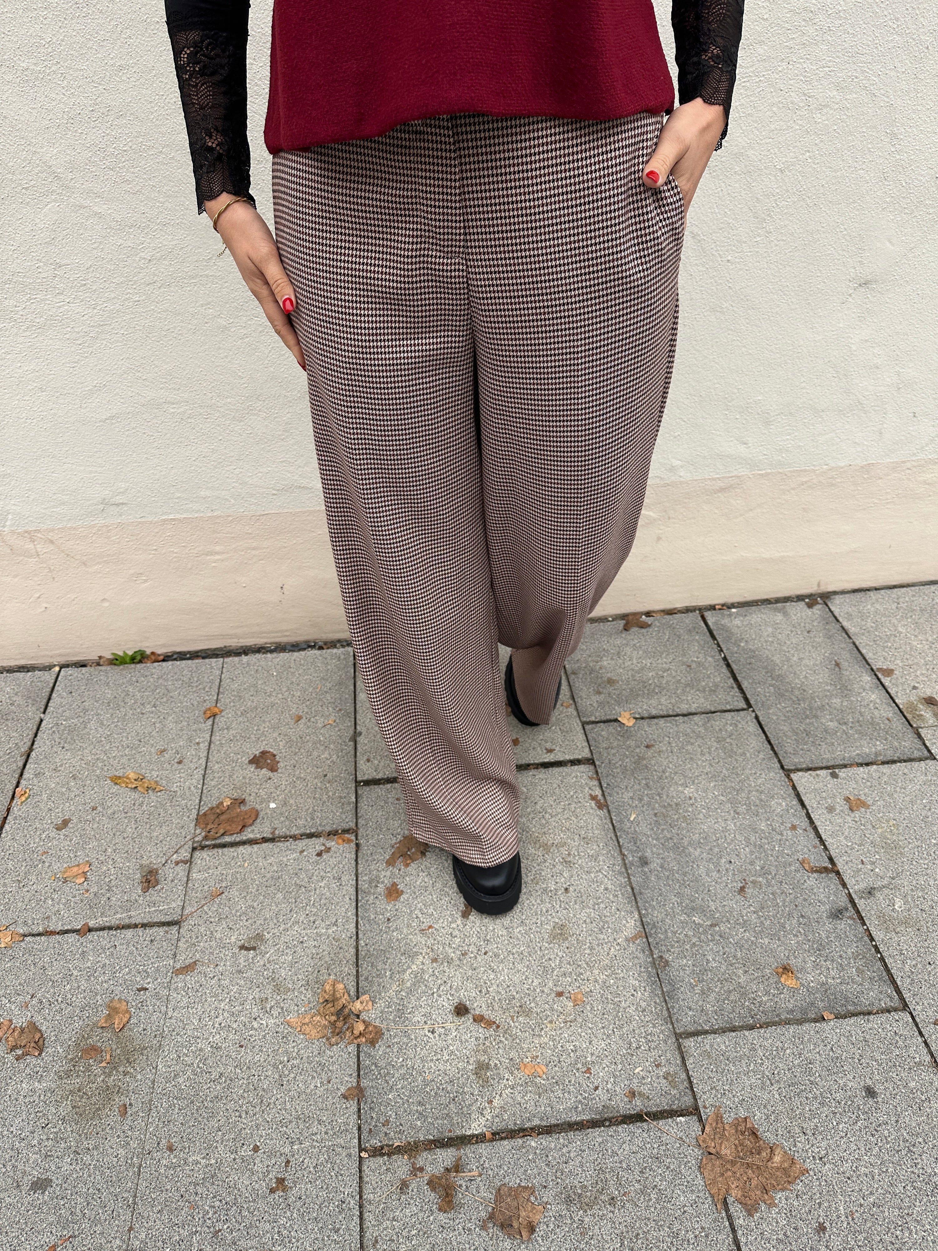 Hose mit Muster in Weinrot
