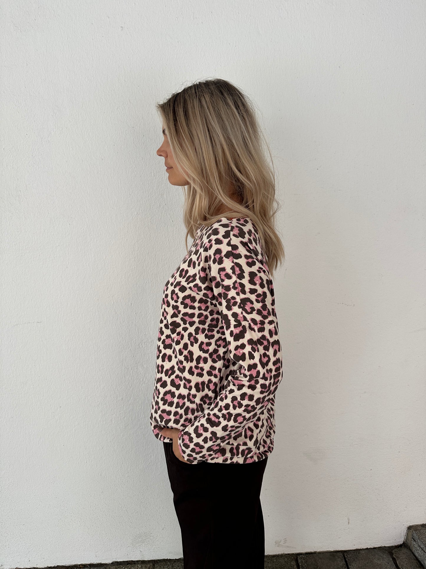 shirt in leo mit rosa und beige