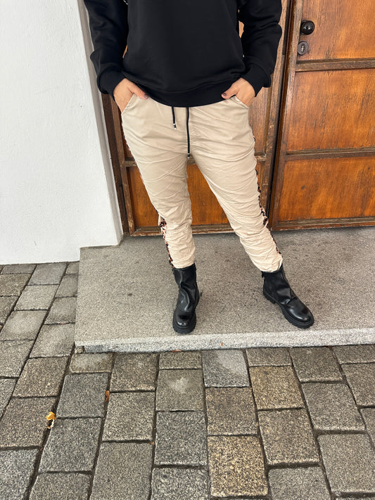 Hose in Lederoptik mit Leo-Streifen an der Seite