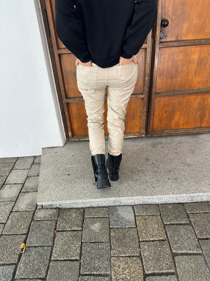 Hose in Lederoptik mit Leo-Streifen an der Seite