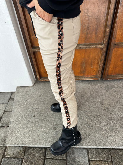 Hose in Lederoptik mit Leo-Streifen an der Seite