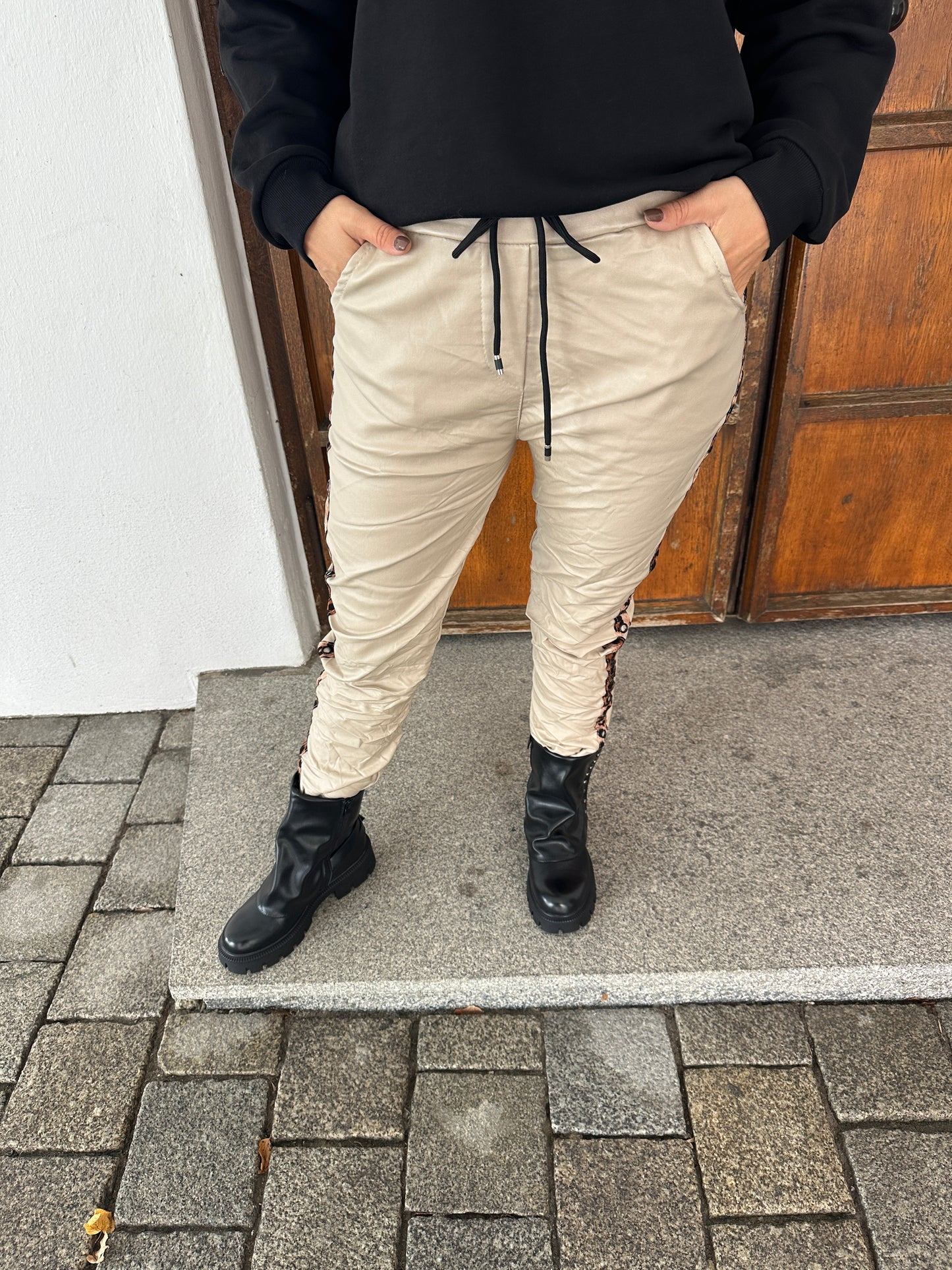 hose in lederoptik mit leo-streifen an der seite