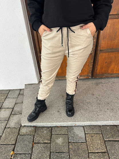 Hose in Lederoptik mit Leo-Streifen an der Seite