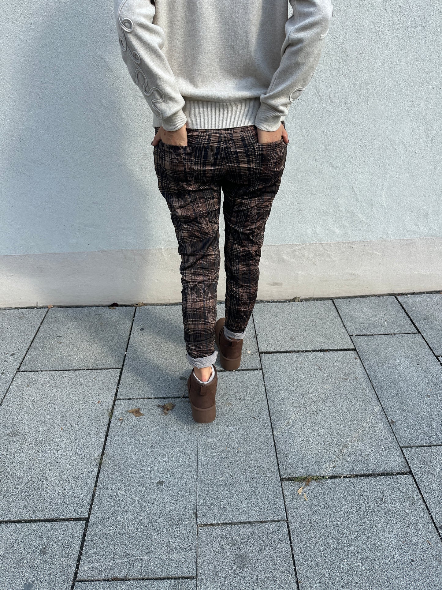 hose mit karo-muster in schokobraun