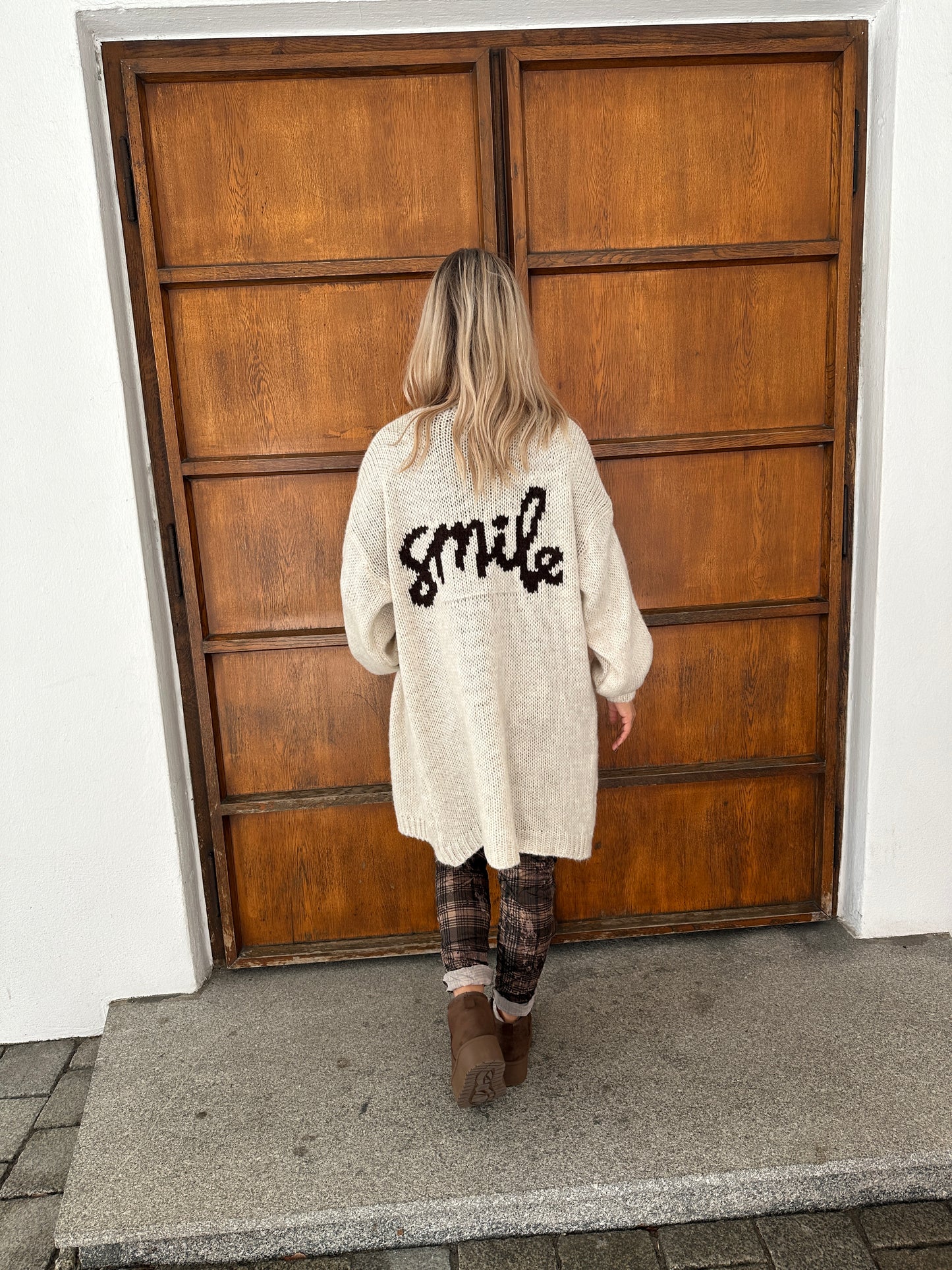 strickjacke in beige mit rückenprint smile