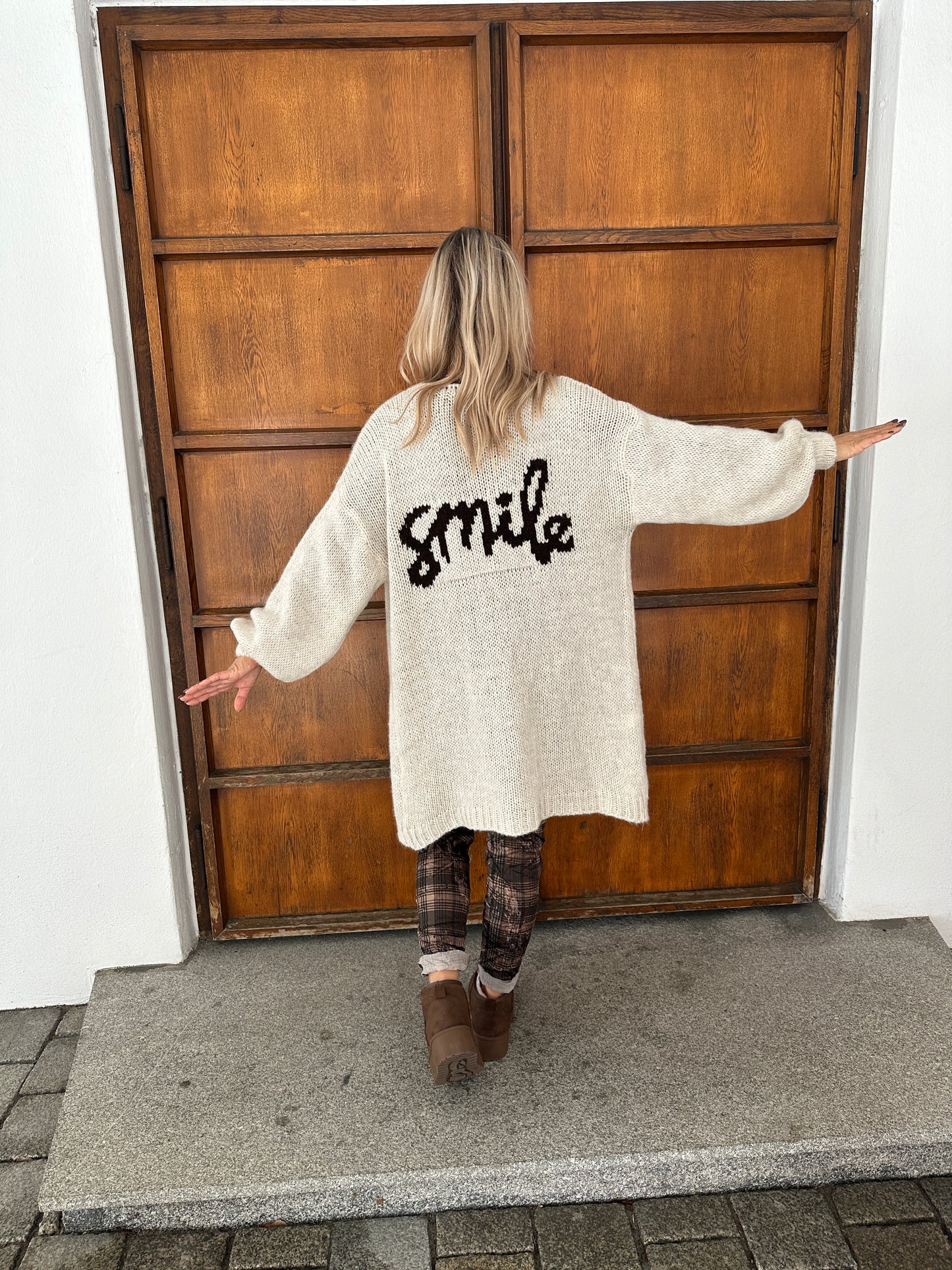 strickjacke in beige mit rückenprint smile