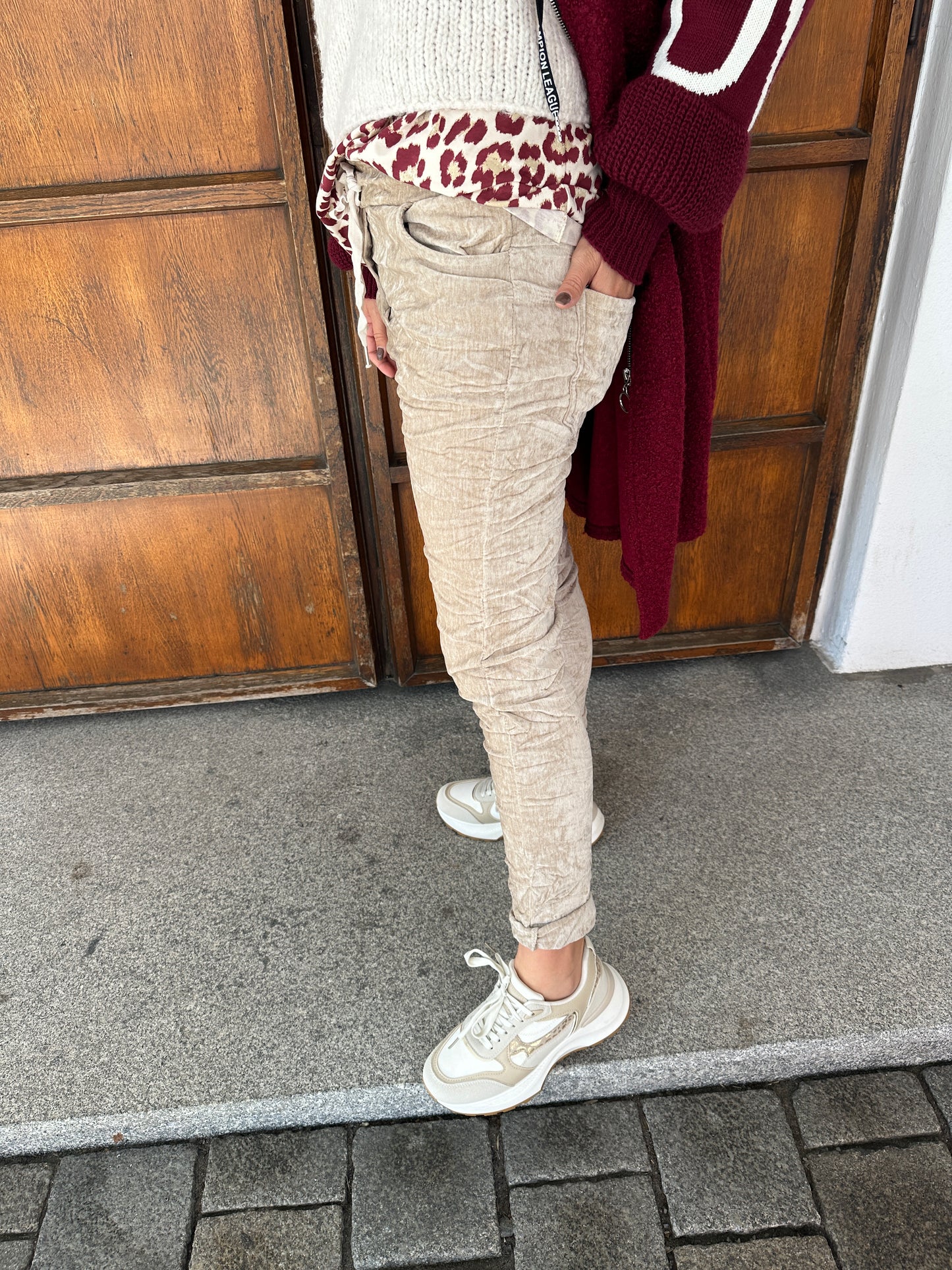 hose in samtoptik in beige