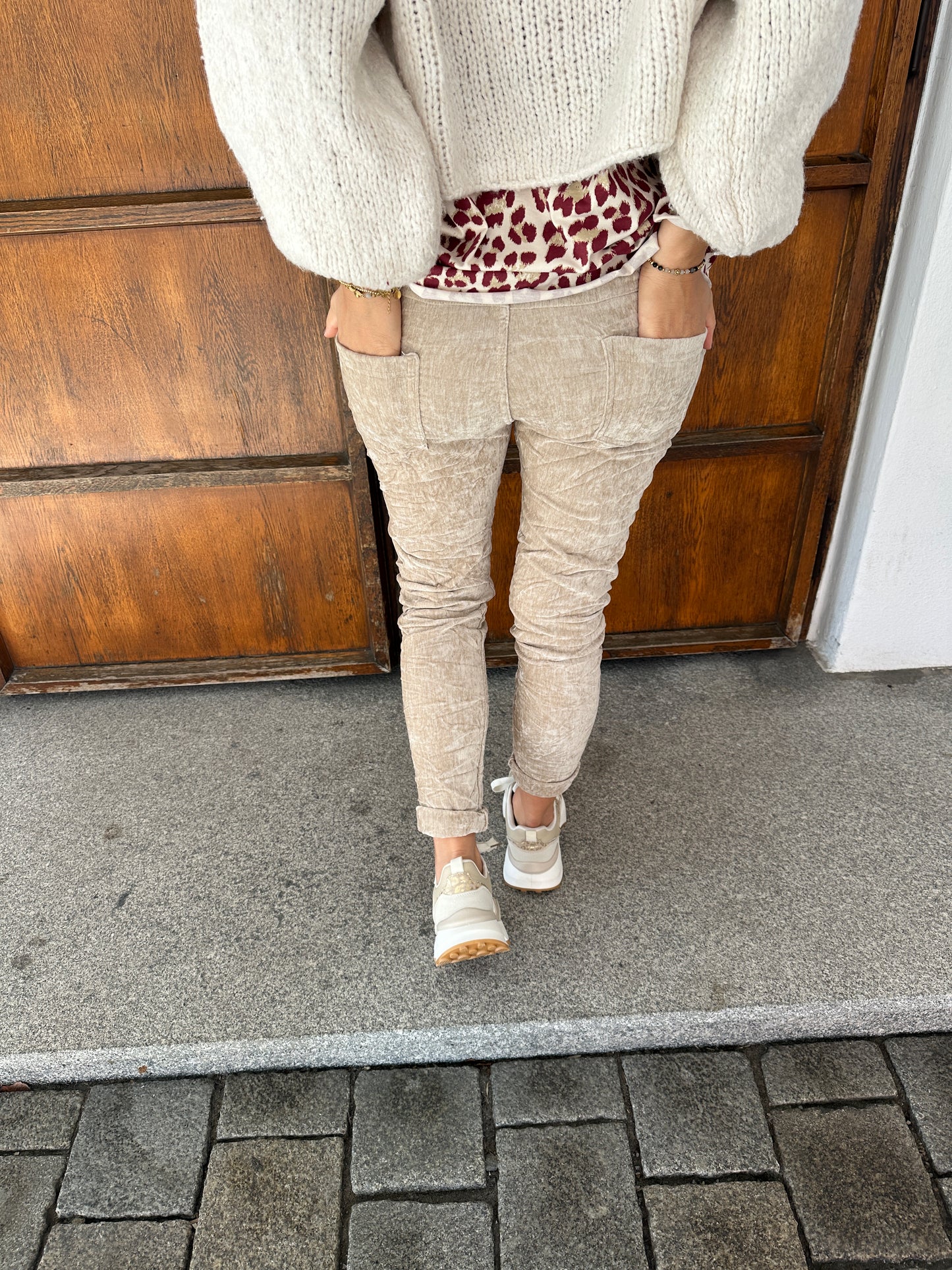 hose in samtoptik in beige