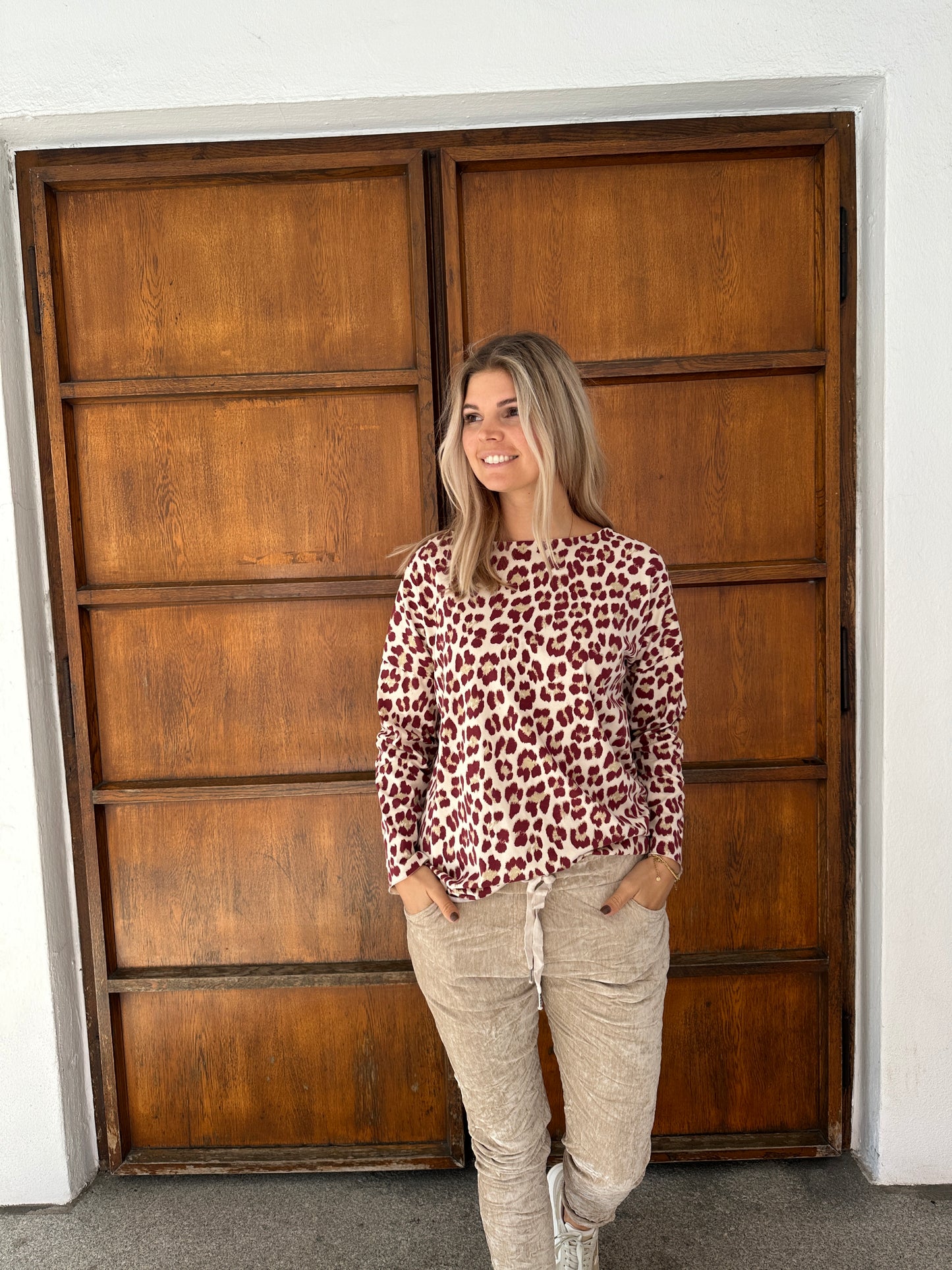 shirt in leo mit weinrot und beige