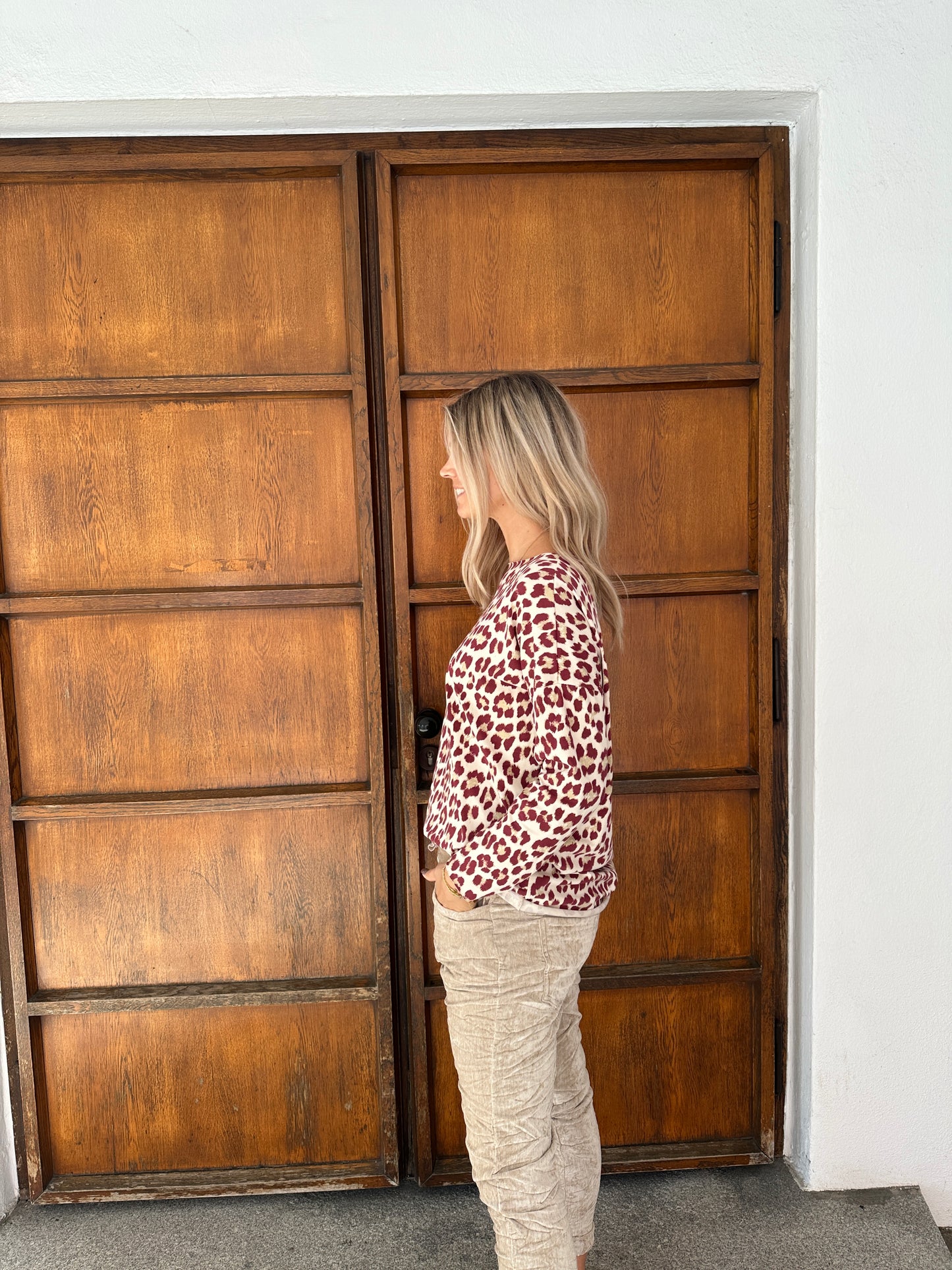 shirt in leo mit weinrot und beige