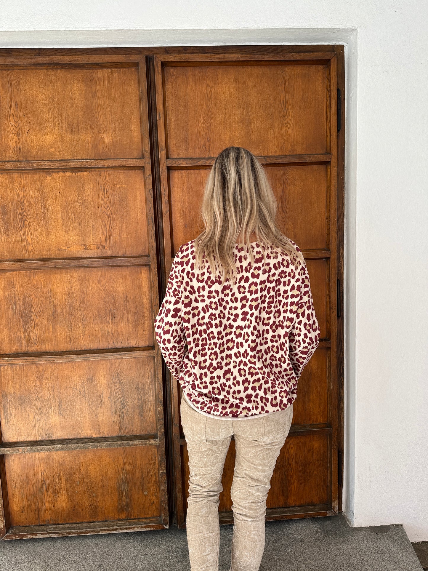 shirt in leo mit weinrot und beige