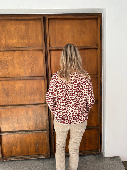 Shirt in Leo mit Weinrot und Beige