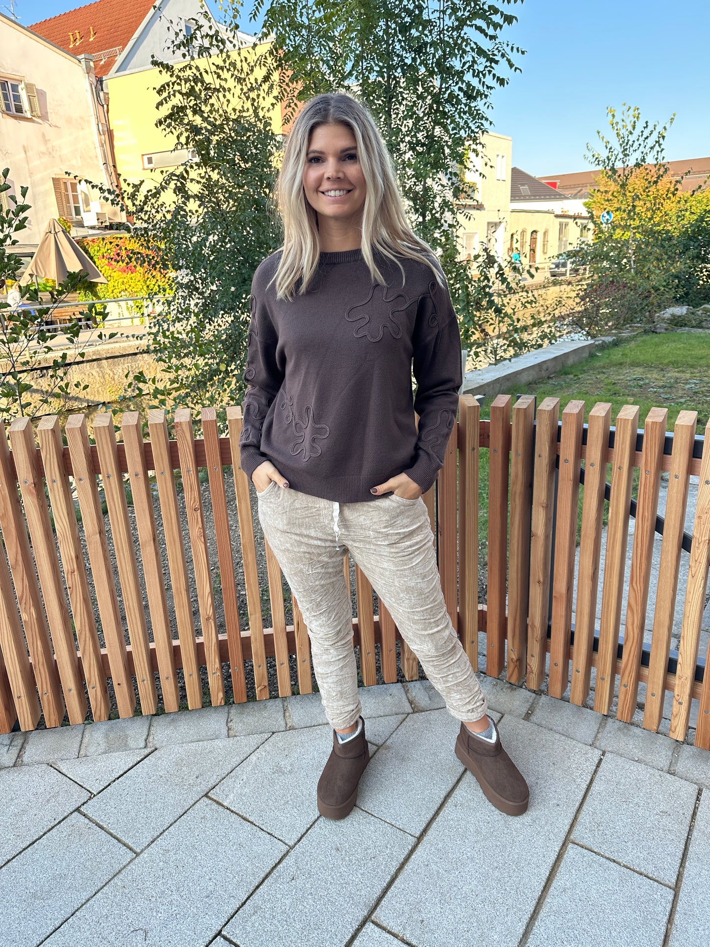 pullover in schokobraun mit blumen