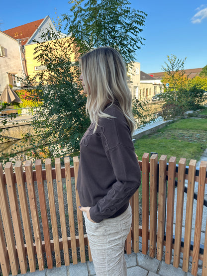 Pullover in Schokobraun mit Blumen