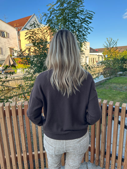 Pullover in Schokobraun mit Blumen