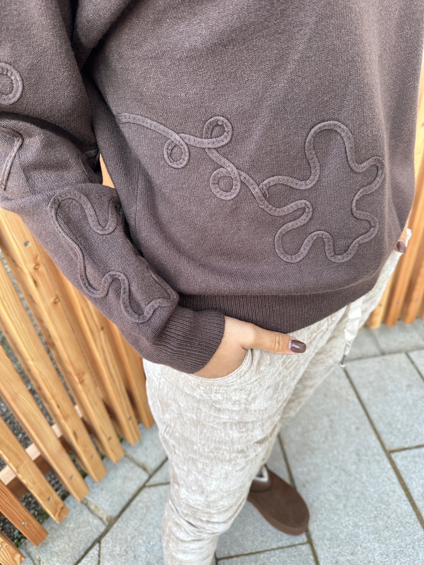 pullover in schokobraun mit blumen