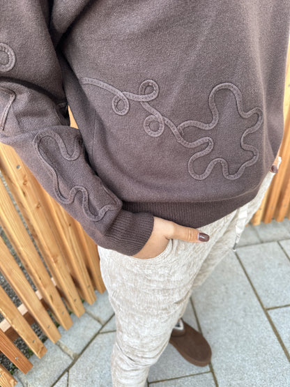 Pullover in Schokobraun mit Blumen
