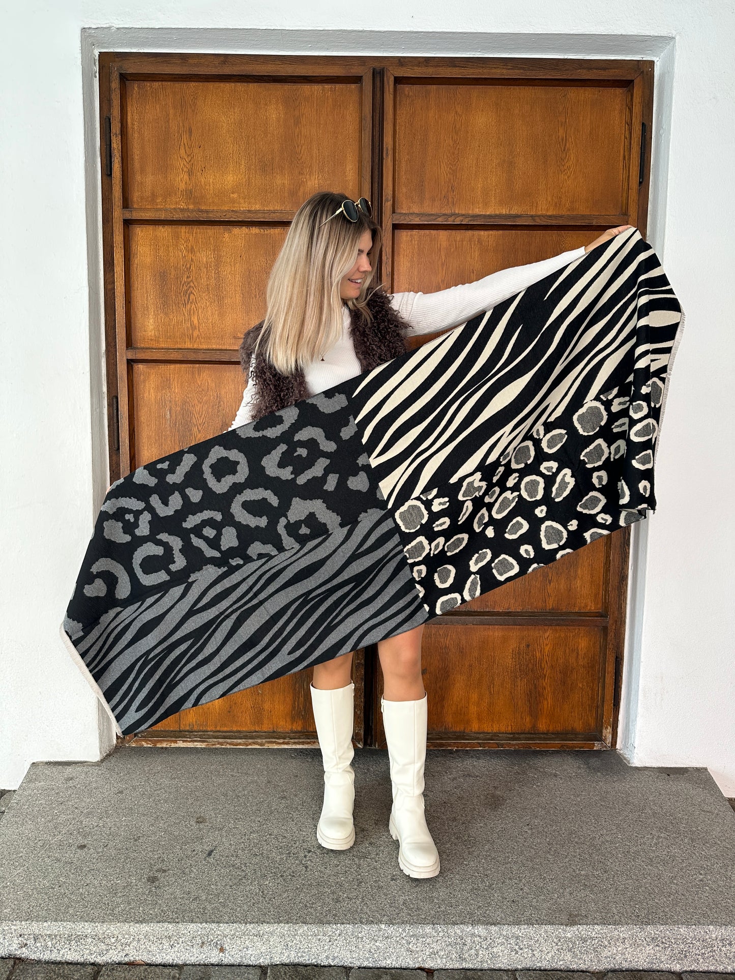 schal in schwarz/grau mit leo-muster