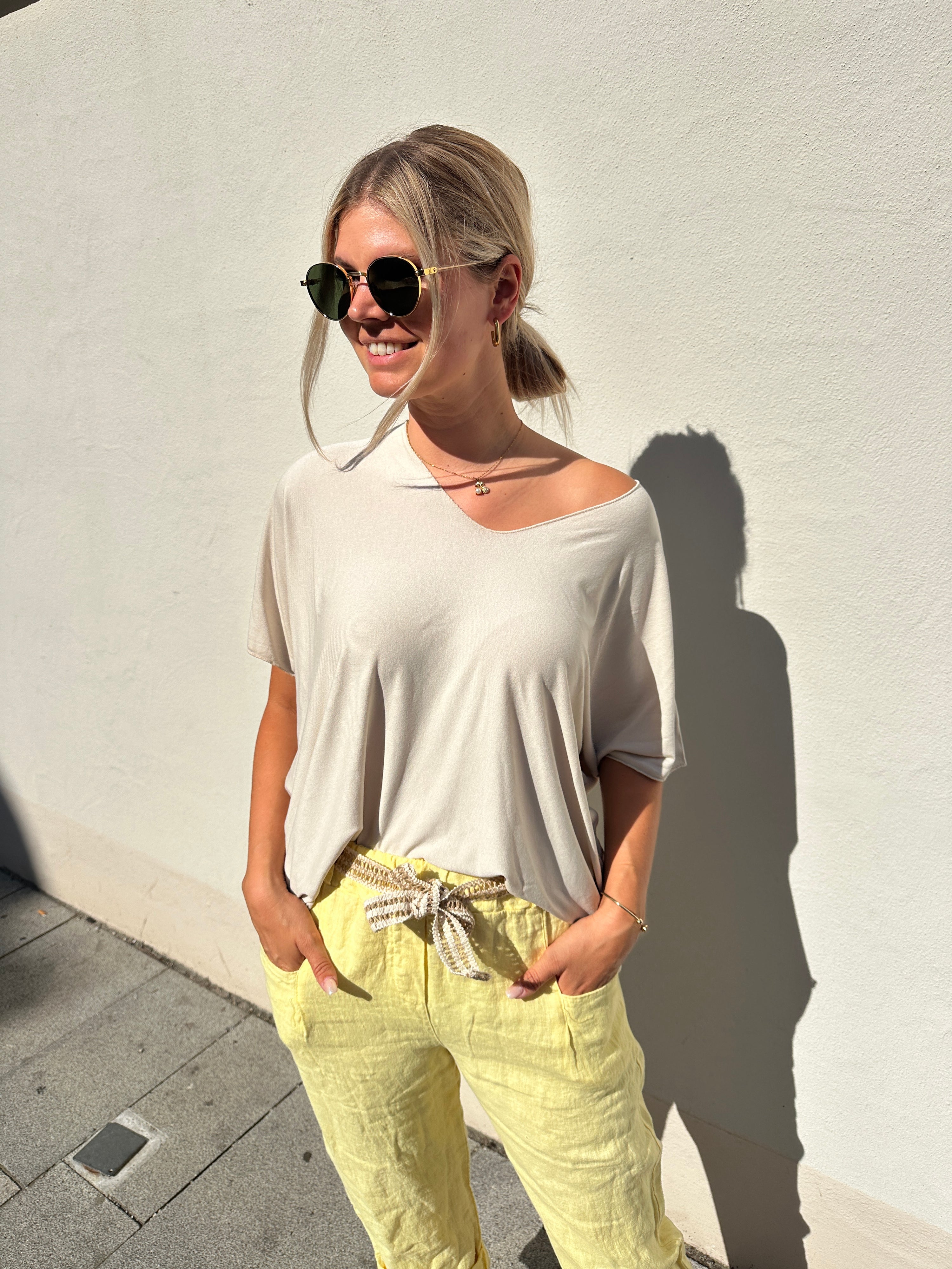 Shirt in Beige Basic mit V-Ausschnitt