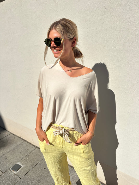 Shirt in Beige Basic mit V-Ausschnitt
