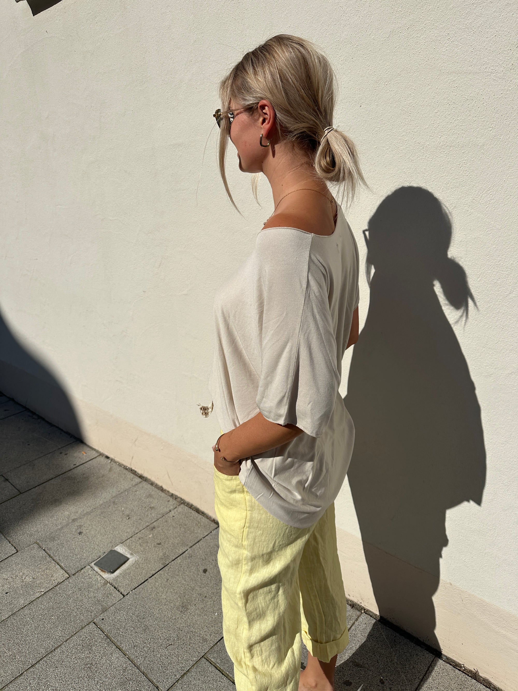 Shirt in Beige Basic mit V-Ausschnitt