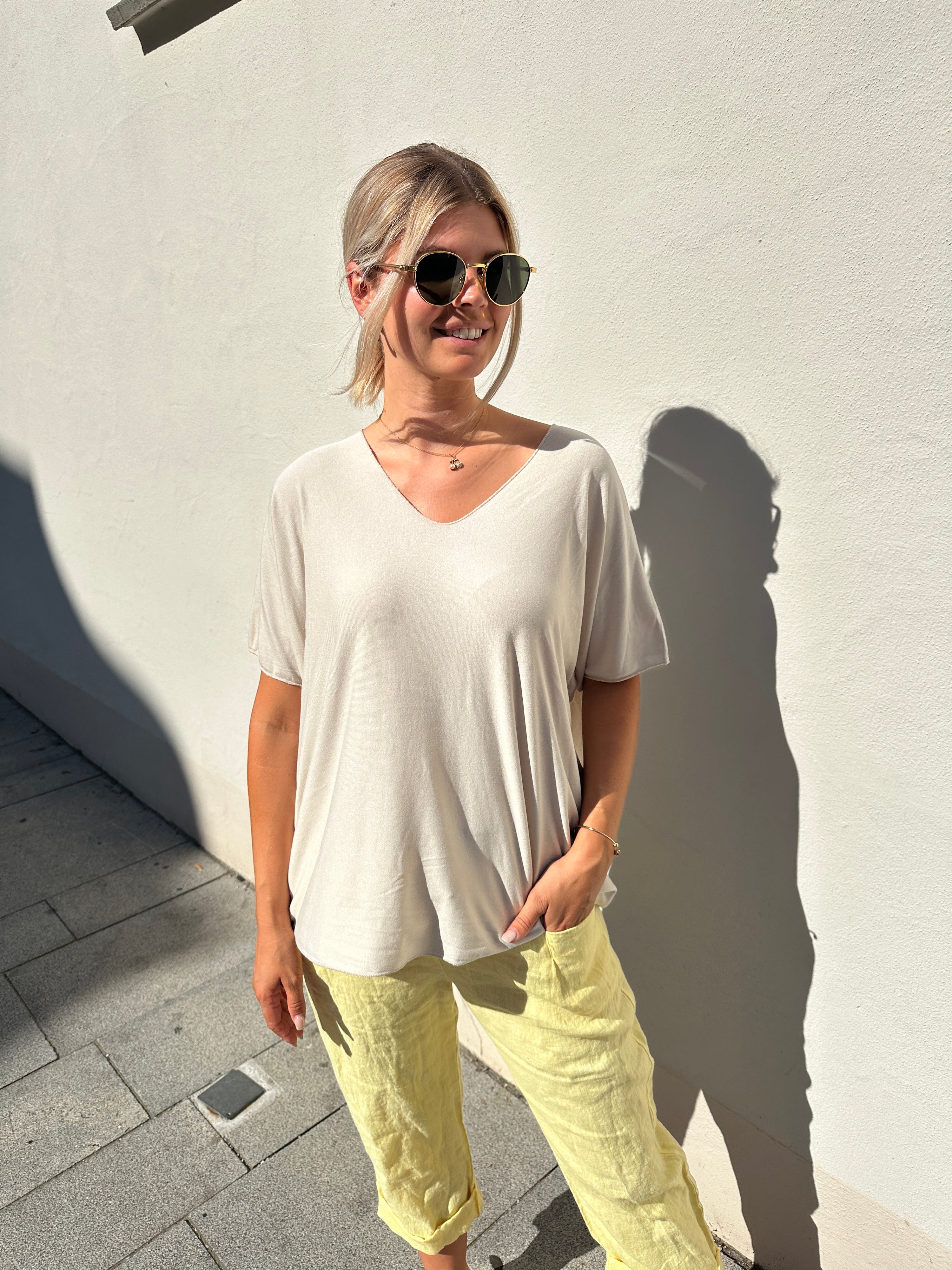 Shirt in Beige Basic mit V-Ausschnitt