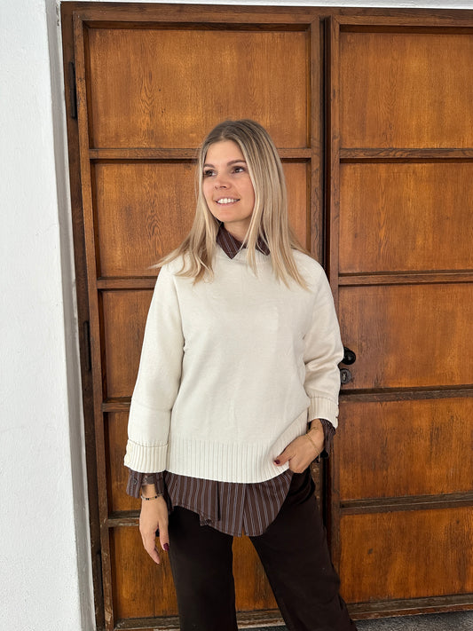 Pullover in Wollweiß mit Knöpfe am Arm