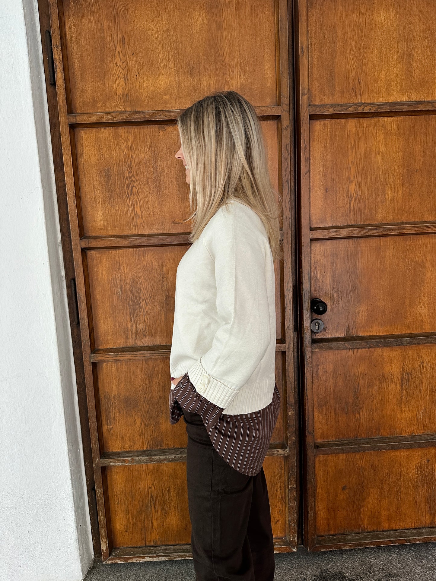 pullover in wollweiß mit knöpfe am arm