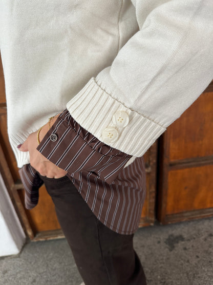 Pullover in Wollweiß mit Knöpfe am Arm