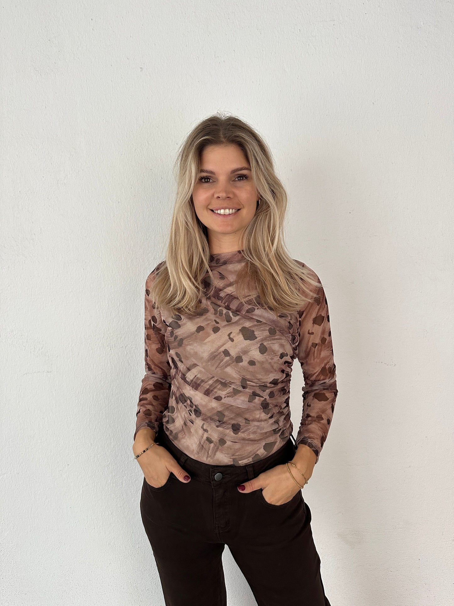 netzshirt in hellen brauntönen