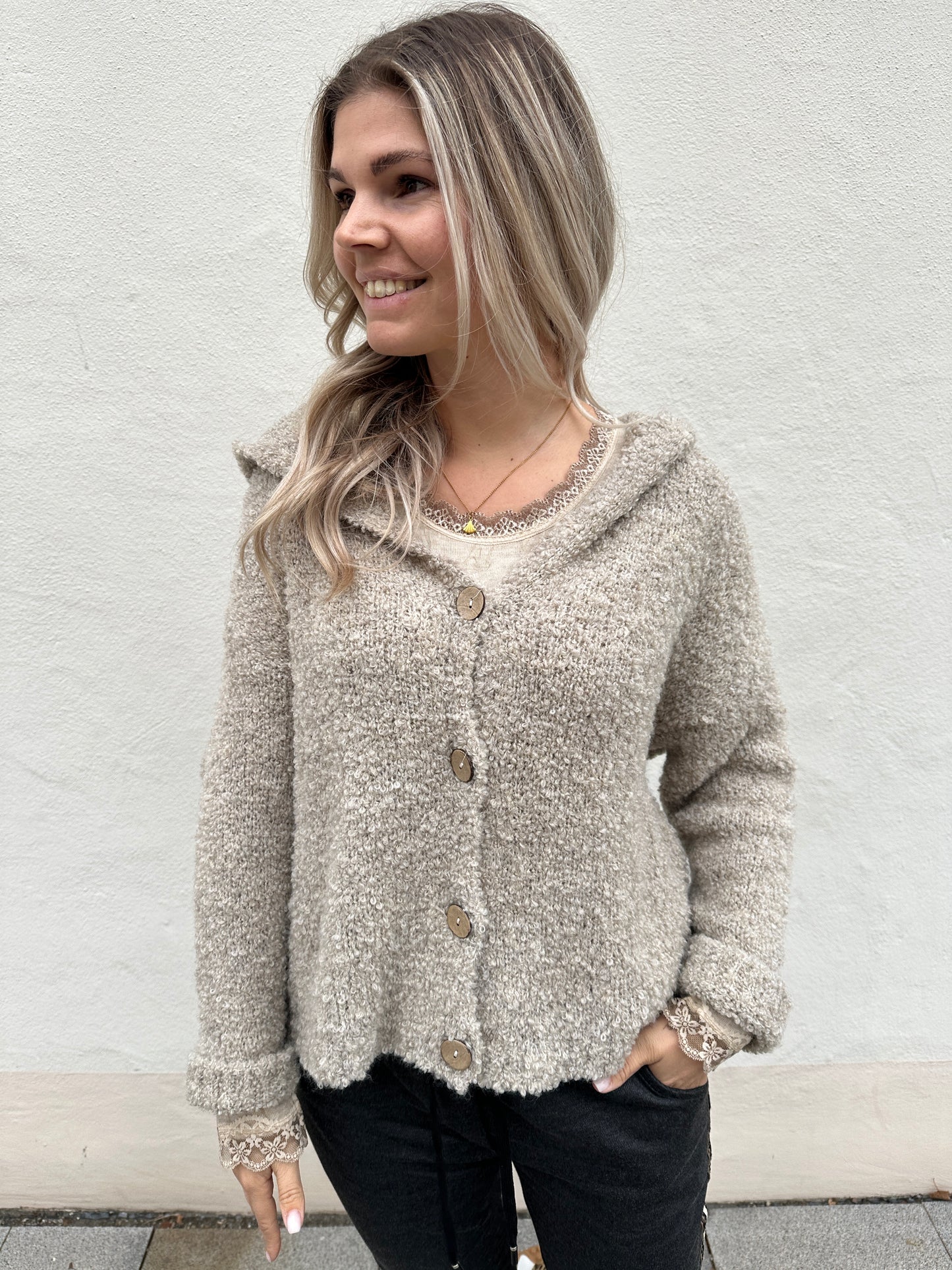 strickjacke in beige