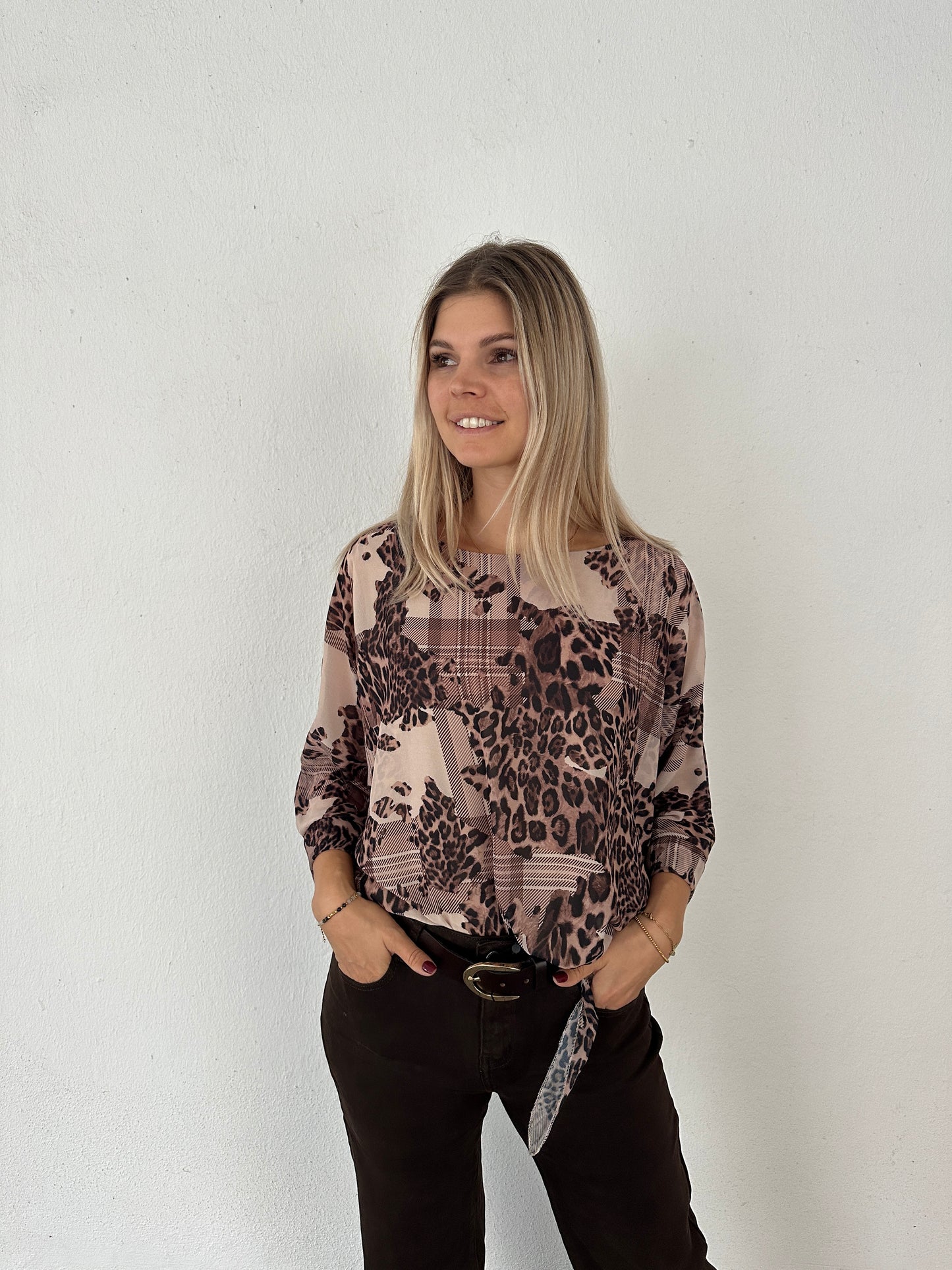 bluse vorne seitlich zum binden in schokobraun mit leomuster