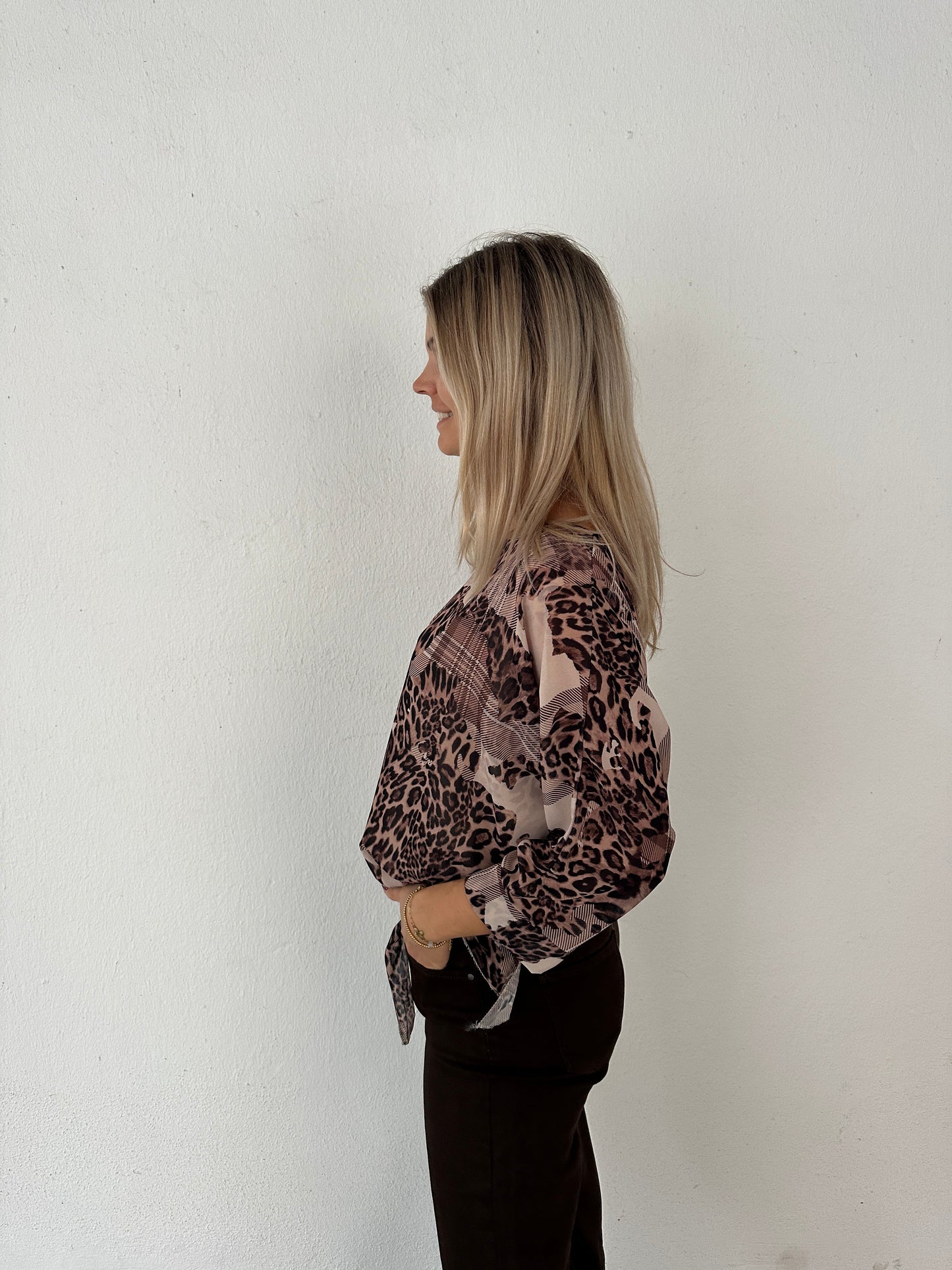 bluse vorne seitlich zum binden in schokobraun mit leomuster