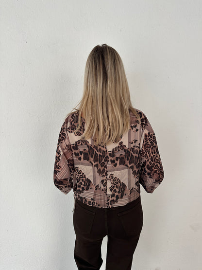 Bluse vorne seitlich zum binden in Schokobraun mit Leomuster