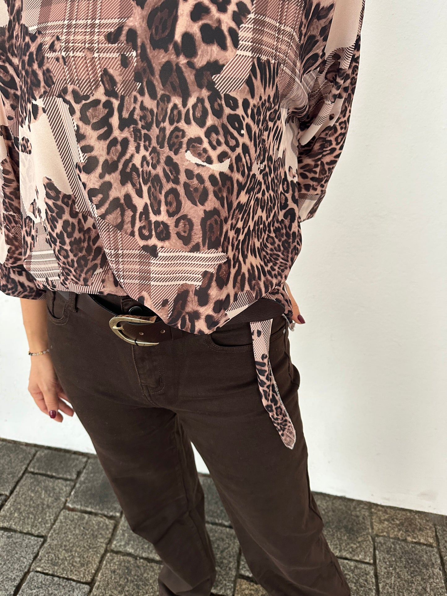 bluse vorne seitlich zum binden in schokobraun mit leomuster