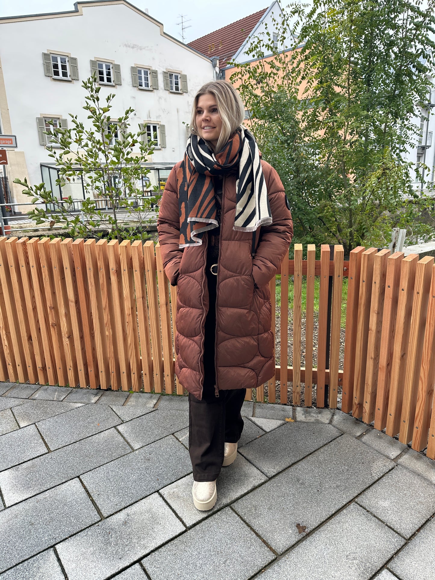 schal in rost/wollweiß/schwarz mit leo