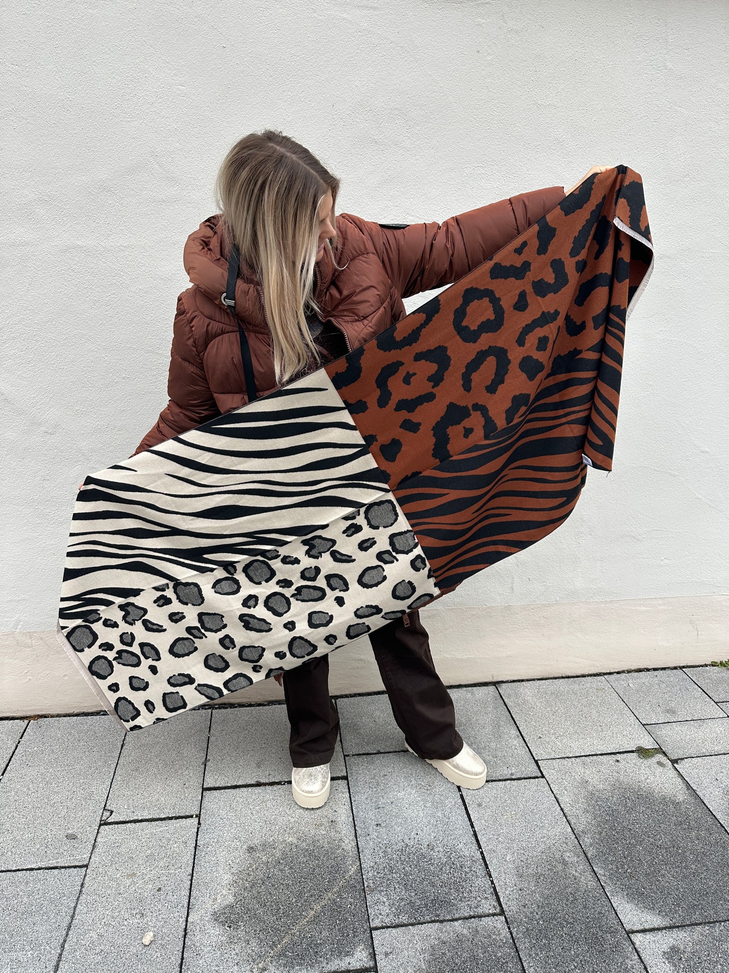 schal in rost/wollweiß/schwarz mit leo