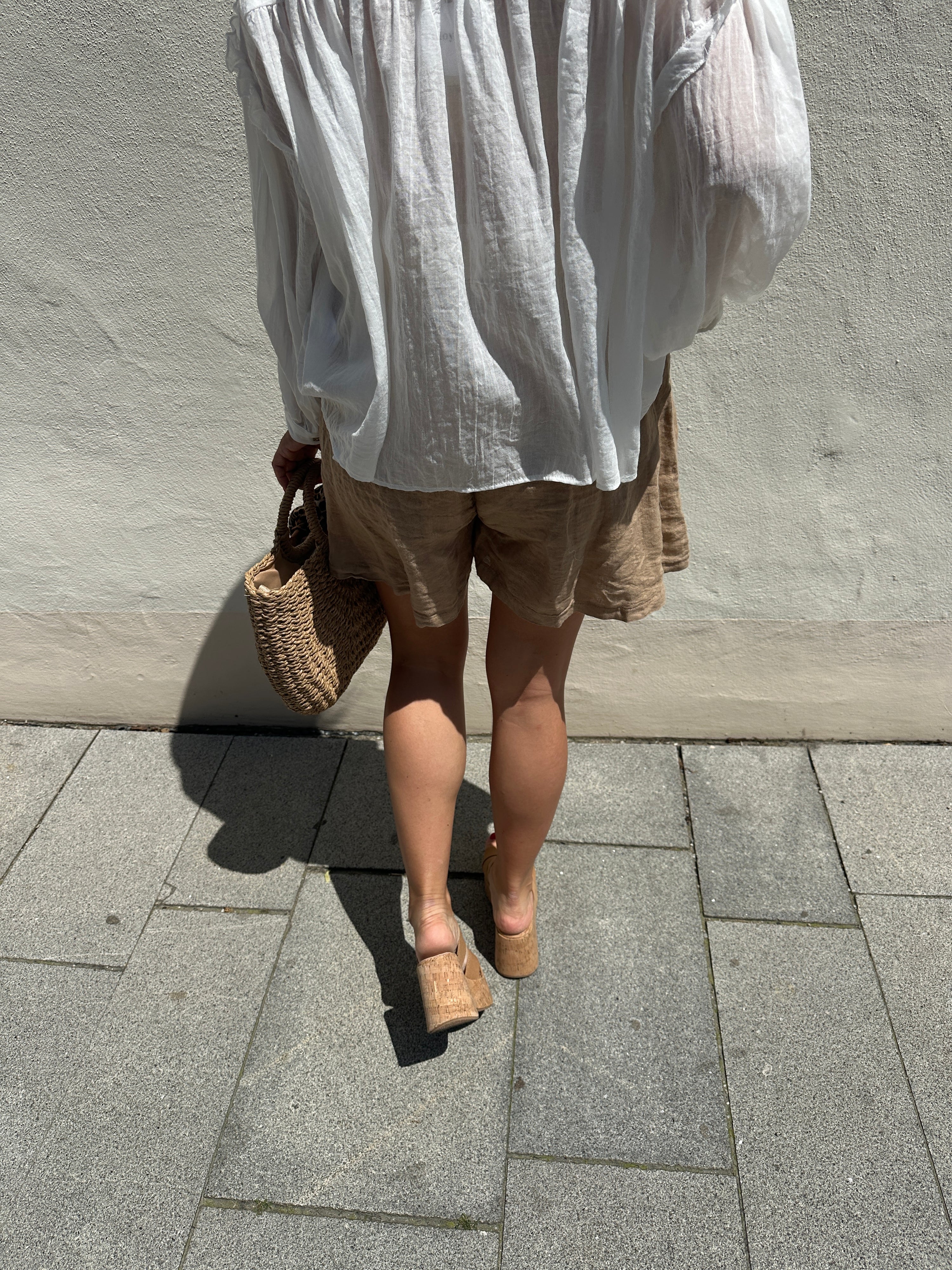 Kurze Leinenhose in Zimt