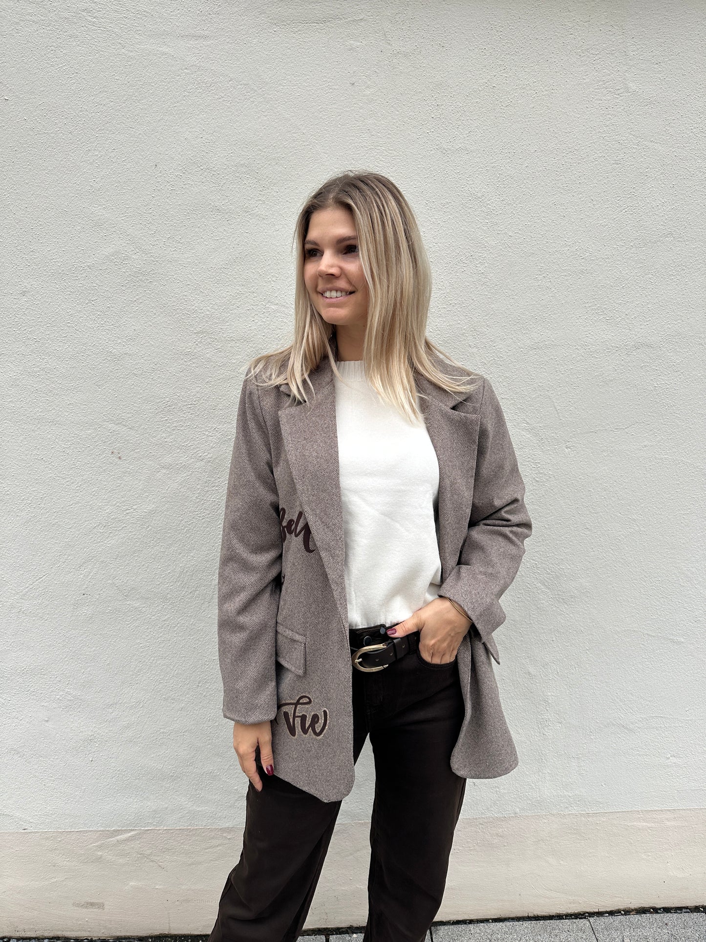 blazer mit fischgrätmuster schokobraun mit glitzeraufschrift