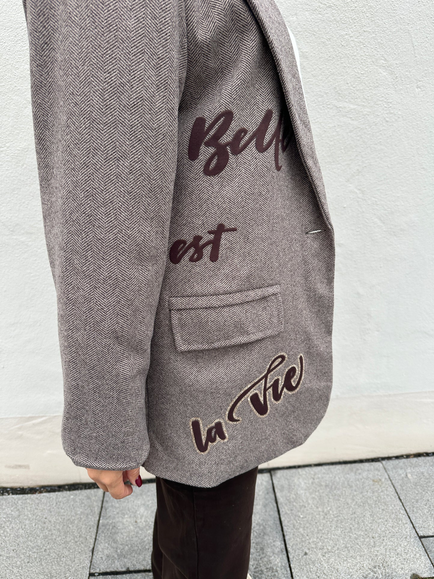 blazer mit fischgrätmuster schokobraun mit glitzeraufschrift