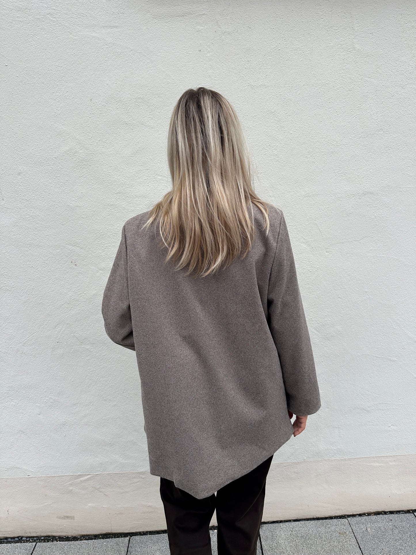 blazer mit fischgrätmuster schokobraun mit glitzeraufschrift