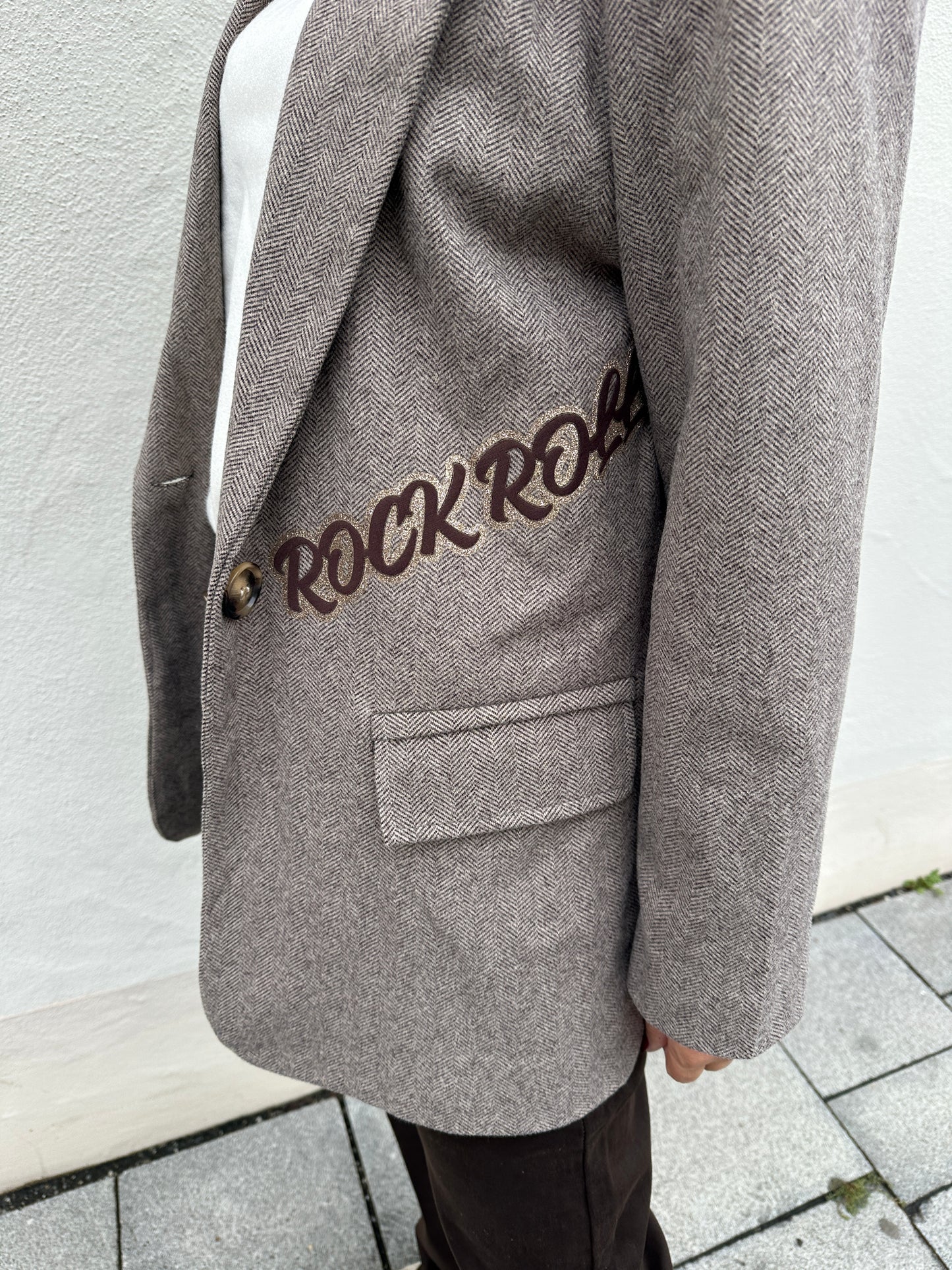 blazer mit fischgrätmuster schokobraun mit glitzeraufschrift