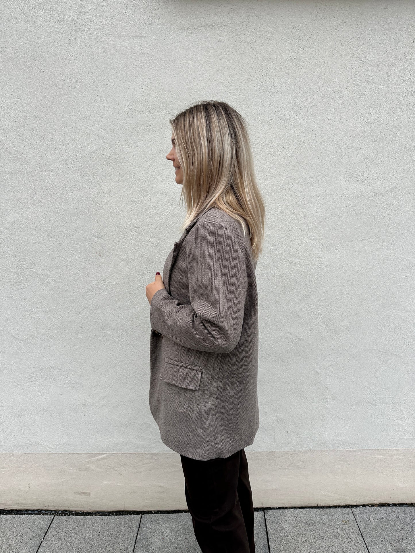 blazer mit fischgrätmuster schokobraun mit glitzeraufschrift