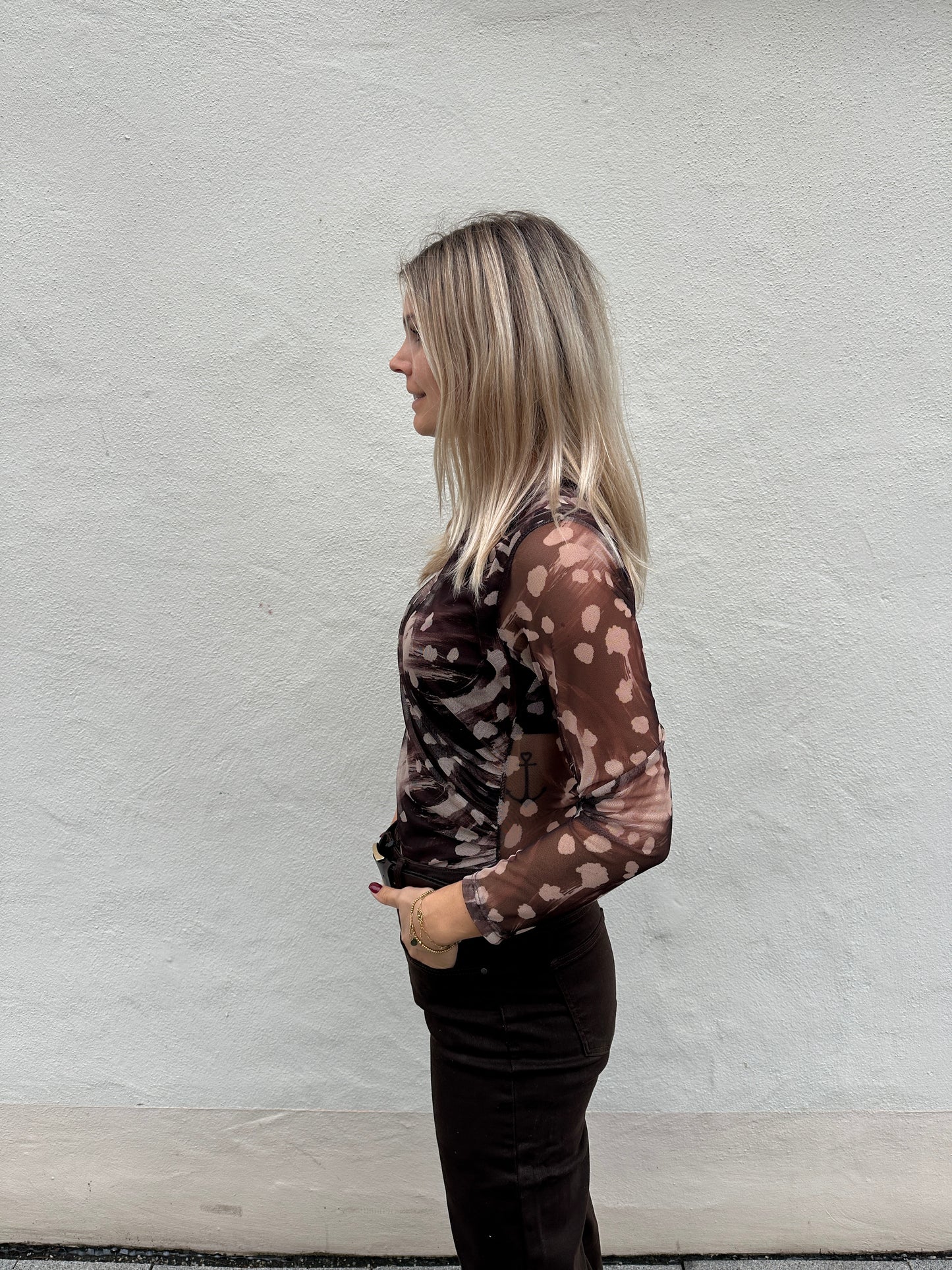 netzshirt in dunklen brauntönen