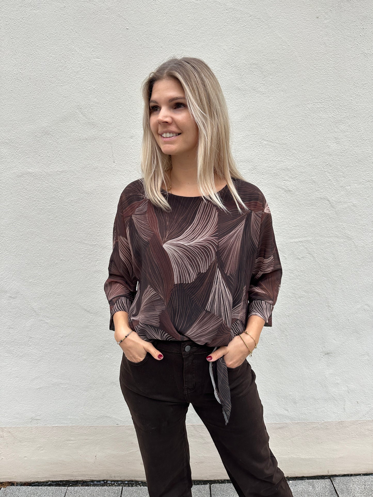 bluse vorne seitlich zum binden in schokobraun mit muster