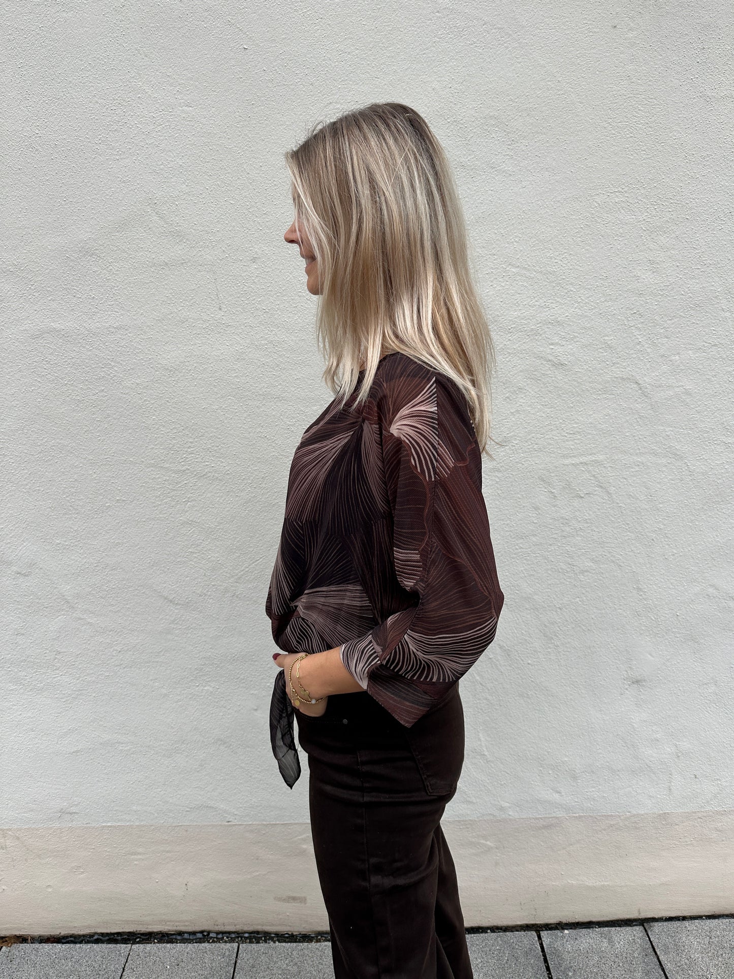 bluse vorne seitlich zum binden in schokobraun mit muster